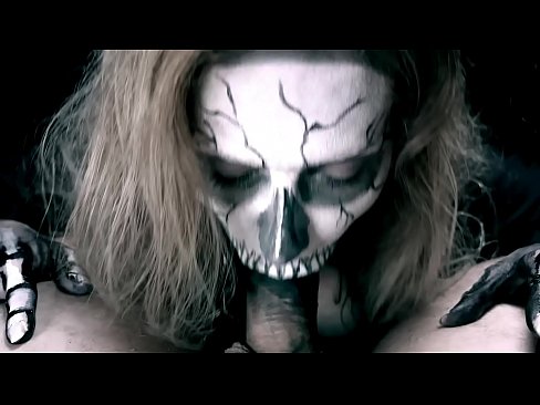 ❤️ Cô gái quỷ bú cặc bằng cái miệng đen của mình và nuốt kiêm. Video sex tại chúng tôi