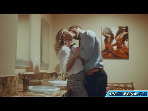 ❤️ Khi một cô gái tóc vàng busty quyến rũ bạn trong một nhà vệ sinh công cộng Video sex tại chúng tôi